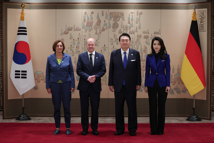 韩第一夫人刚从G7回国就营业！接待德国总理夫妇，穿蓝西装可真美