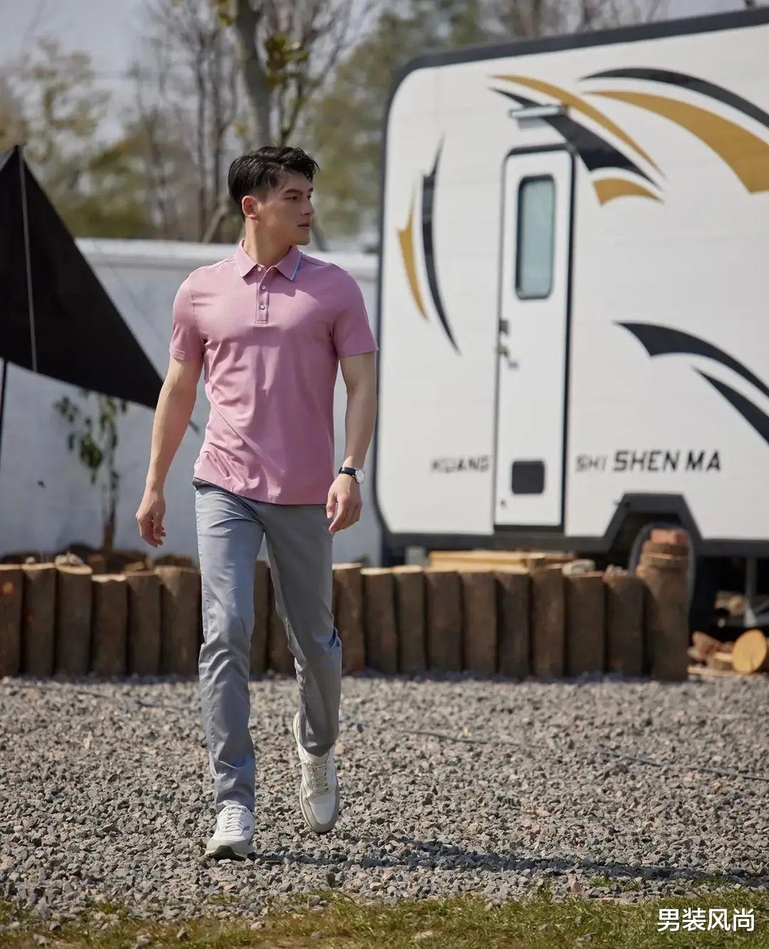 男士粉色系短袖polo衫搭配什么颜色裤子与鞋子，既显时尚潮流又显独特气质 图17