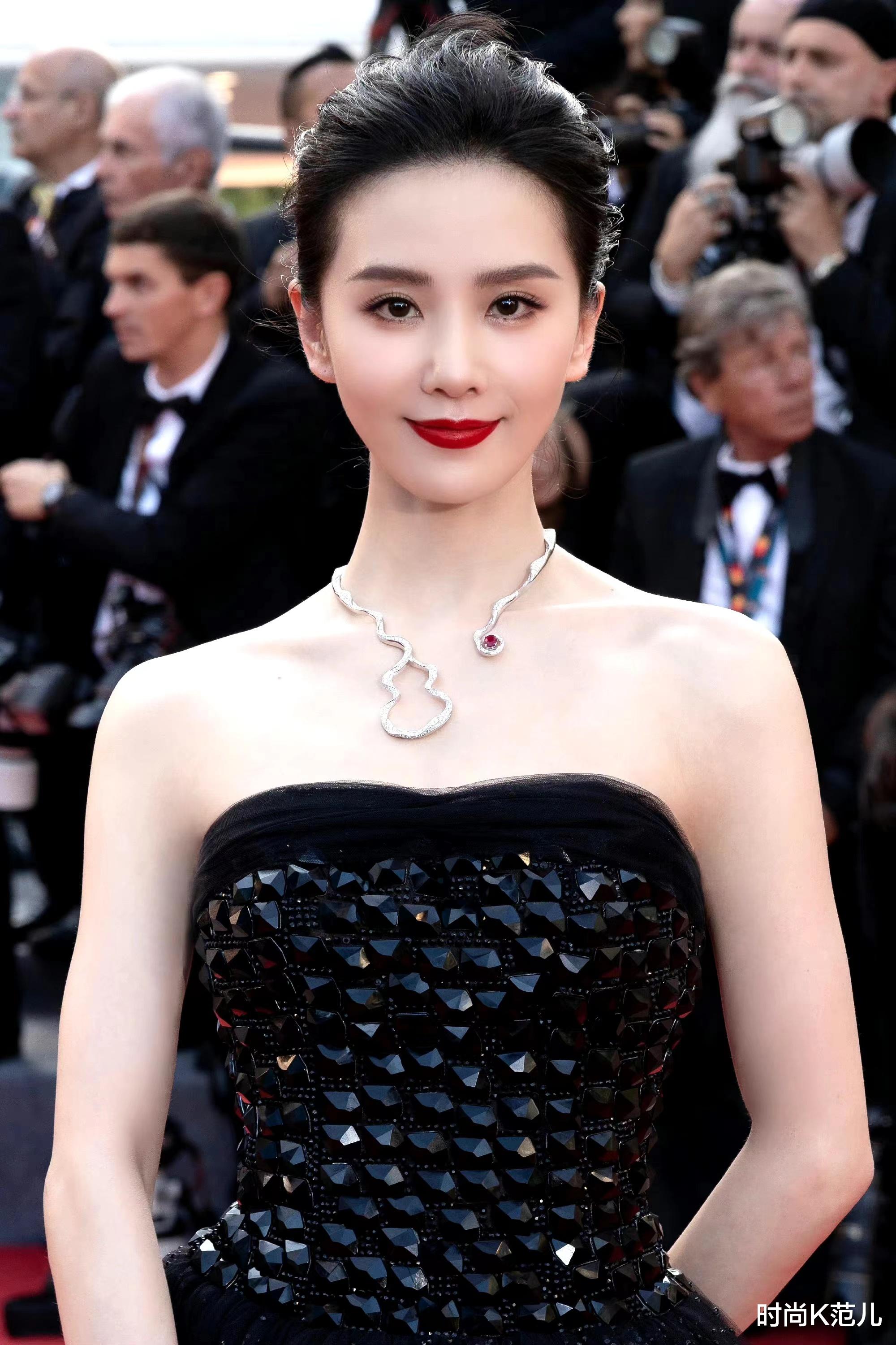 刘诗诗戛纳红毯造型太美了，一袭黑色抹胸纱裙，端庄优雅又高级！ 图5