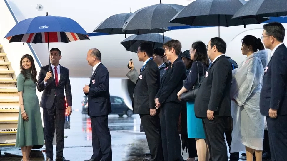 苏纳克和夫人抵达日本参加G7！英国第一夫人穿粉衣扮嫩，还是显老 图5