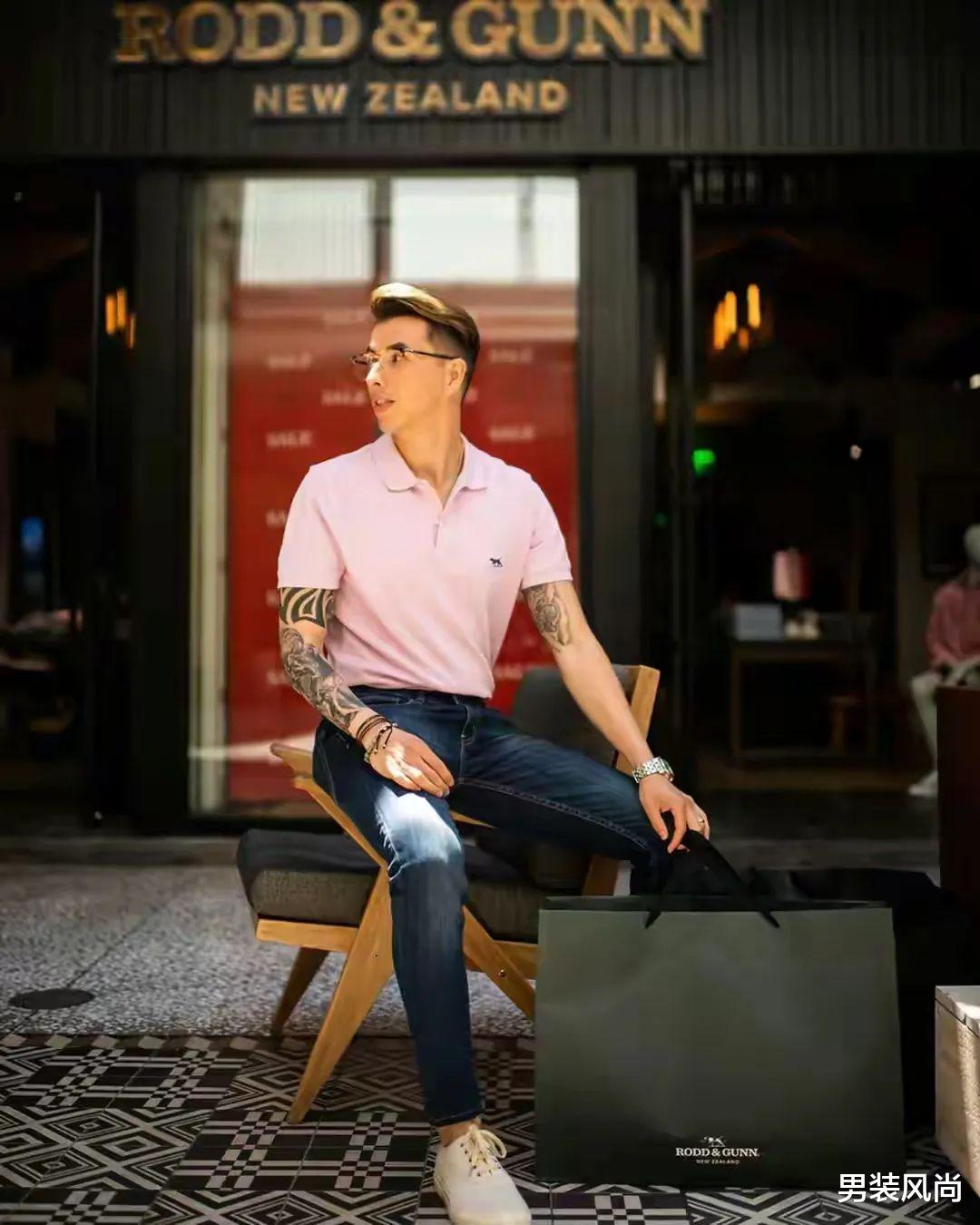 男士粉色系短袖polo衫搭配什么颜色裤子与鞋子，既显时尚潮流又显独特气质 图7
