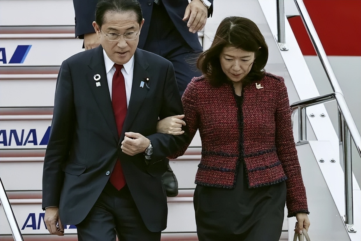 日本第一夫人抵达广岛出席G7！小香风好美，拜登没带老婆却带孙女 图1