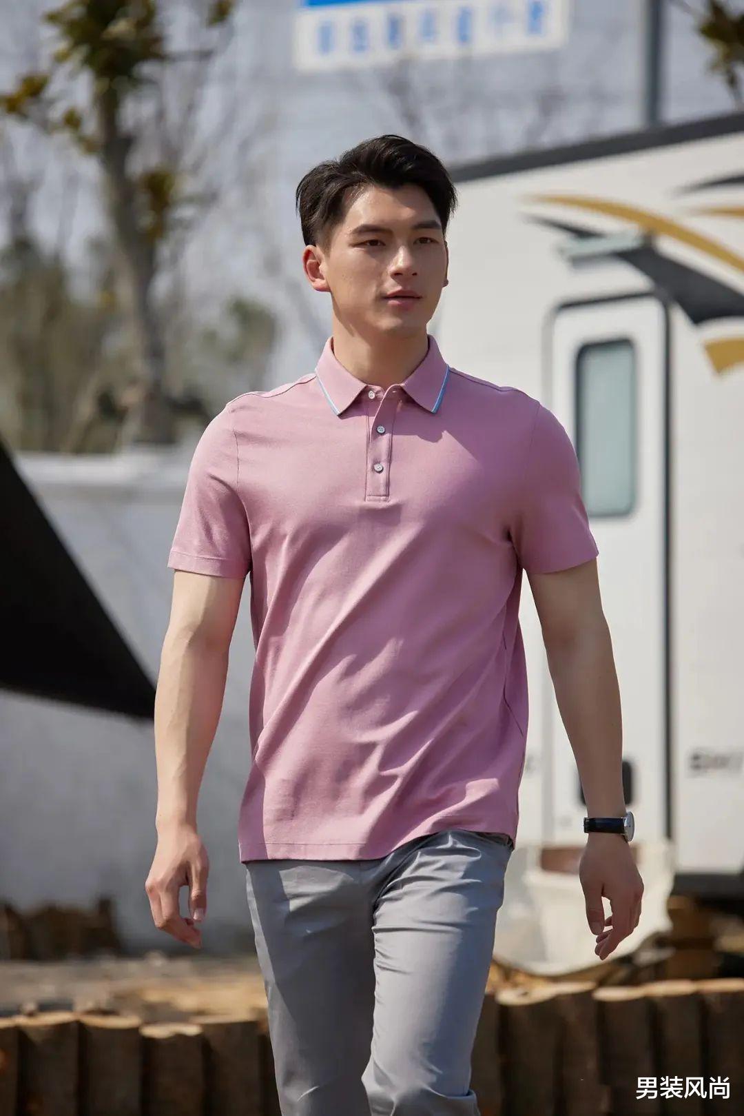 男士粉色系短袖polo衫搭配什么颜色裤子与鞋子，既显时尚潮流又显独特气质 图16