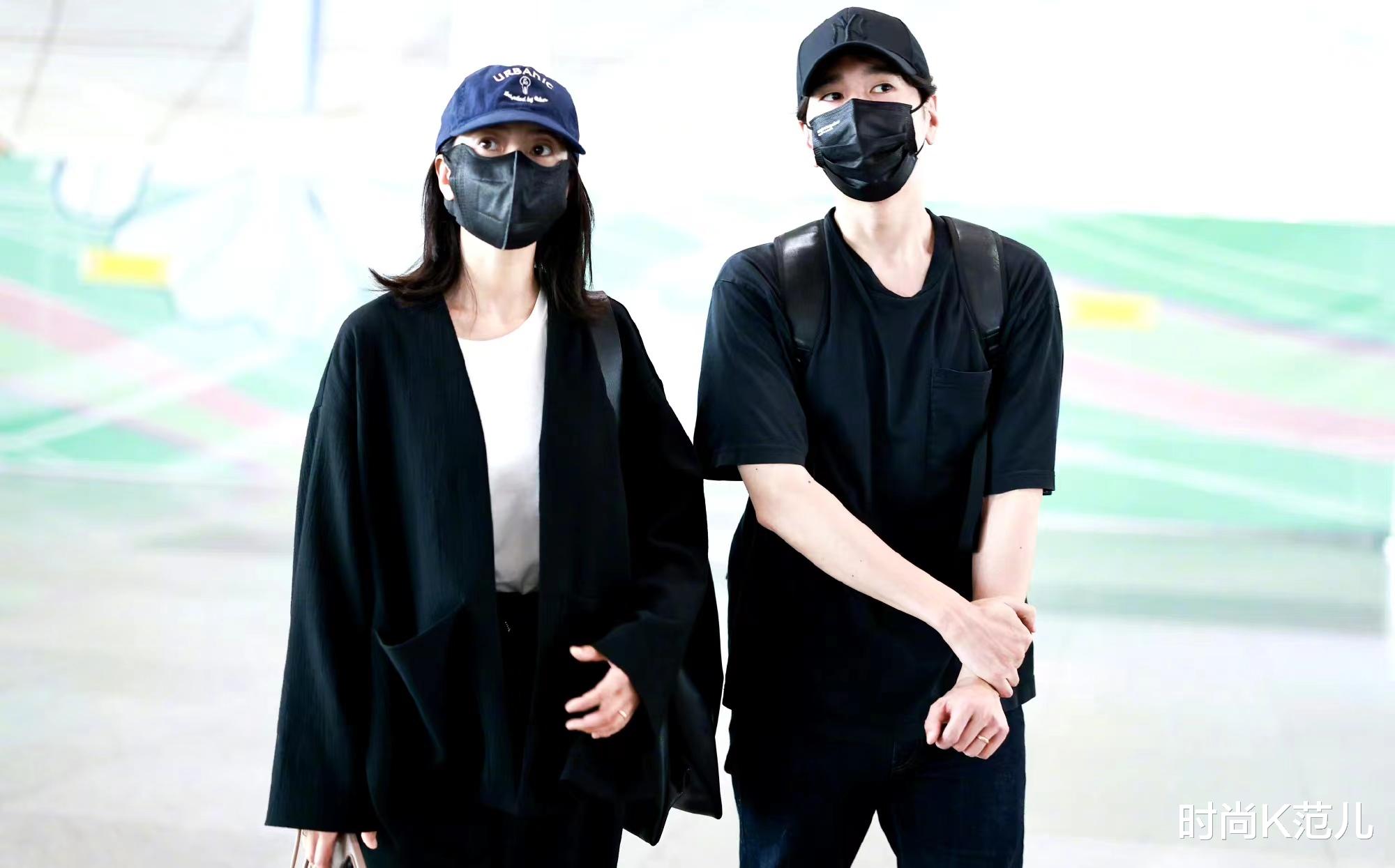 高圆圆赵又廷夫妇现身机场，都穿黑色服饰，简约休闲很低调！