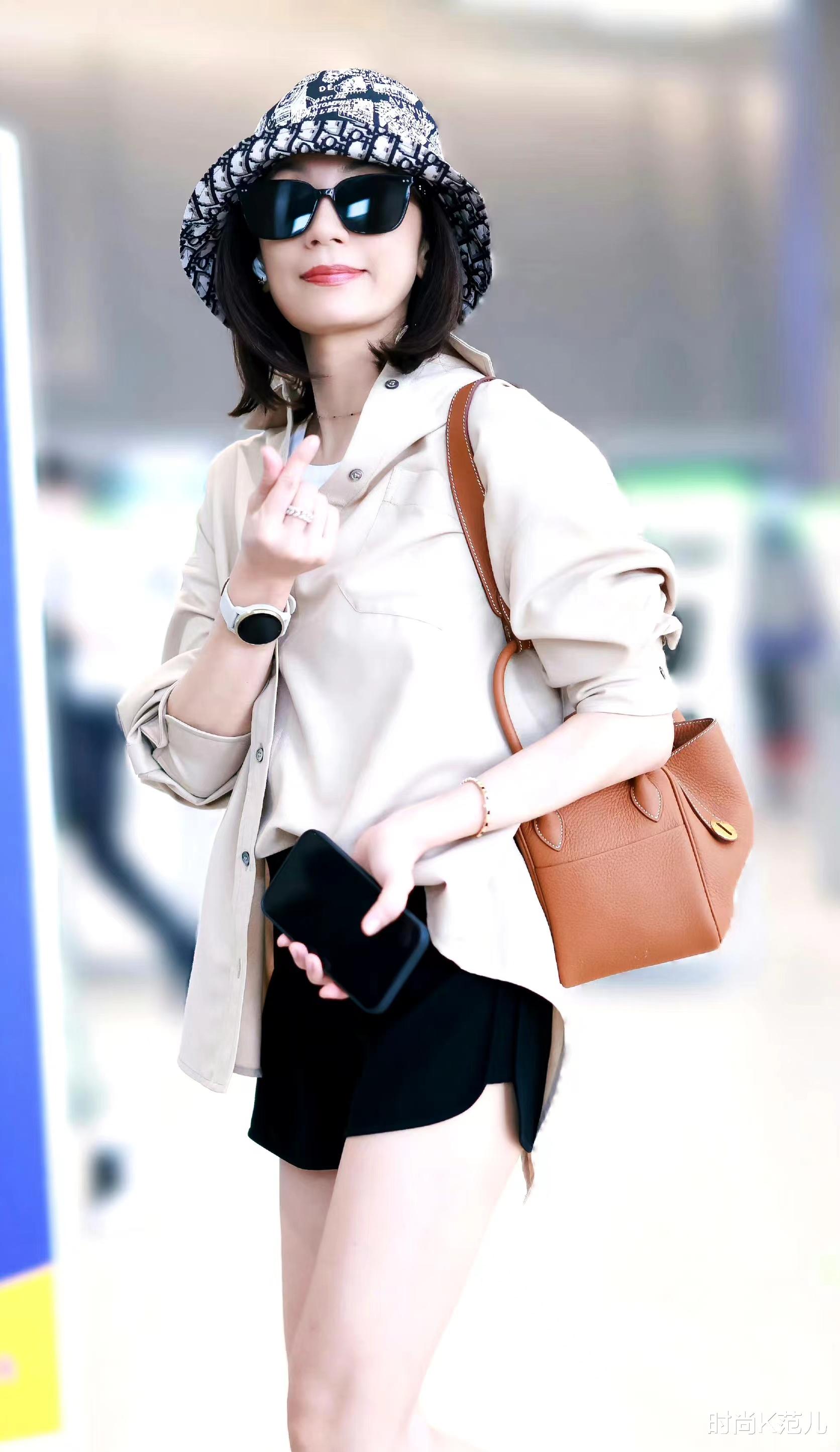 贾静雯现身机场，燕麦色衬衫搭配黑色短裤，时尚又减龄！