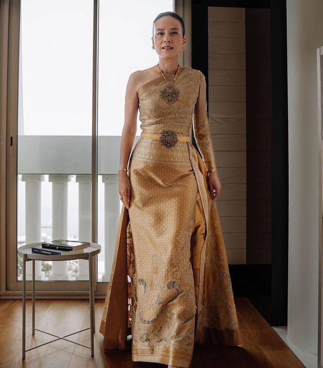 57岁泰国华裔富婆也去戛纳红毯！穿金色泰服走红毯美翻，嫩如少女 图5