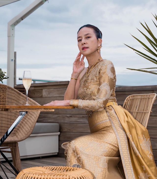 57岁泰国华裔富婆也去戛纳红毯！穿金色泰服走红毯美翻，嫩如少女 图9
