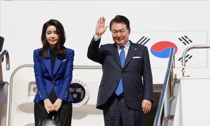 韩第一夫人刚从G7回国就营业！接待德国总理夫妇，穿蓝西装可真美 图5