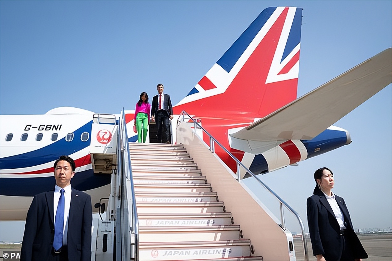 苏纳克和夫人抵达日本参加G7！英国第一夫人穿粉衣扮嫩，还是显老 图3