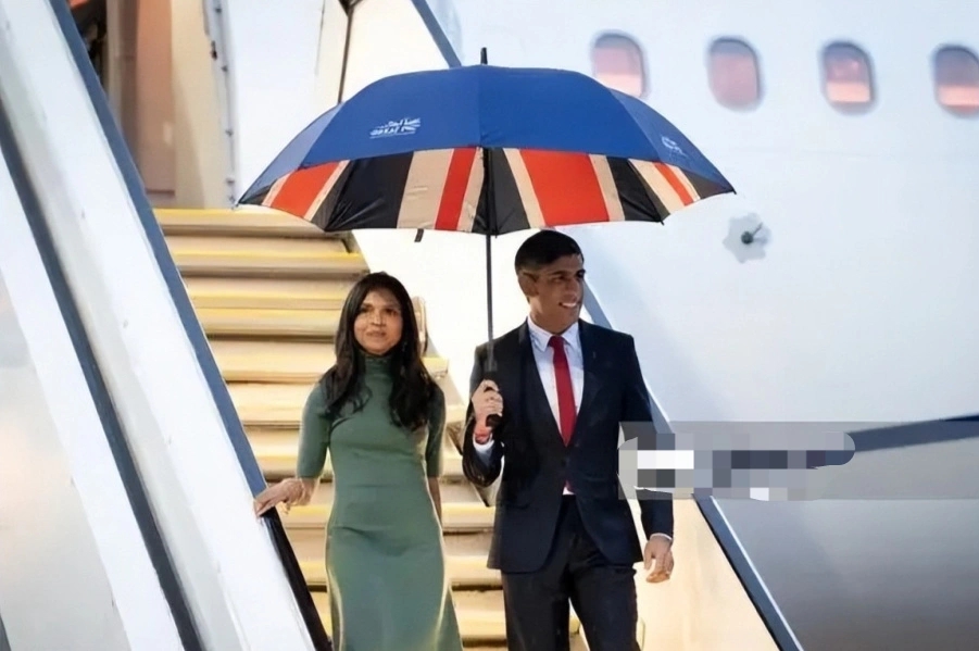苏纳克和夫人抵达日本参加G7！英国第一夫人穿粉衣扮嫩，还是显老 图6