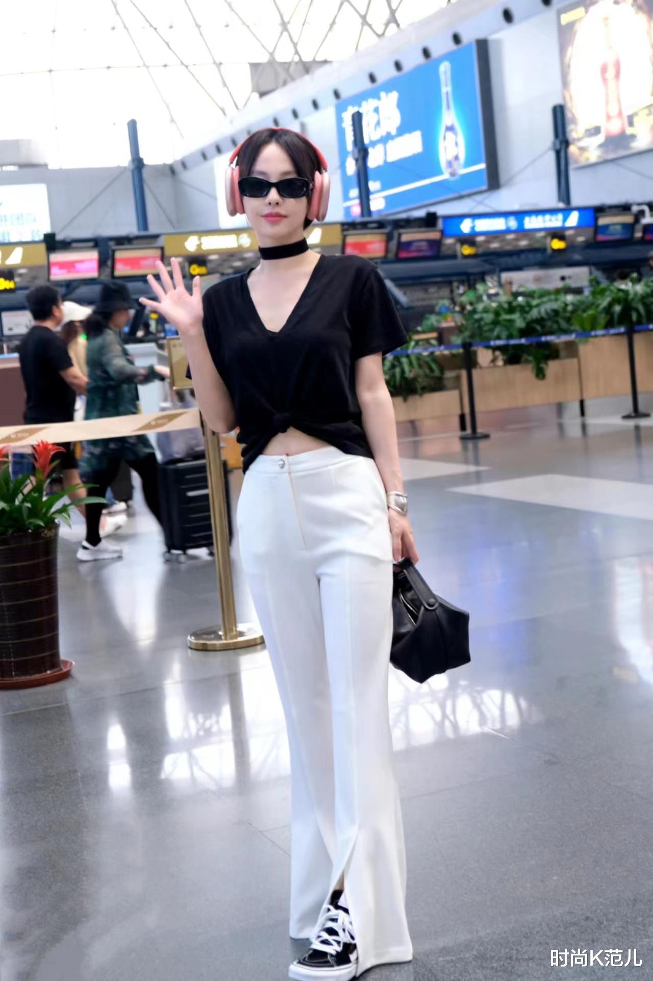 张嘉倪现身机场，黑色露脐上衣搭配白色长裤，简约时尚又显高！ 图1
