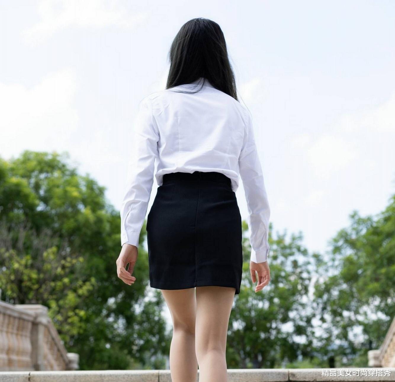 在职场中，白衬衫搭配黑色半身裙，成为了职场女性的经典穿搭 图6