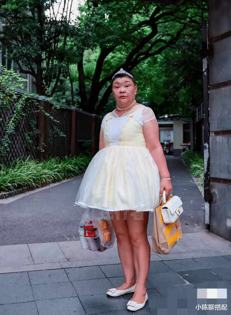 上海胖大妈50多岁扮嫩，留寸头穿萝裙，突然没有颜值，身材焦虑了 图14