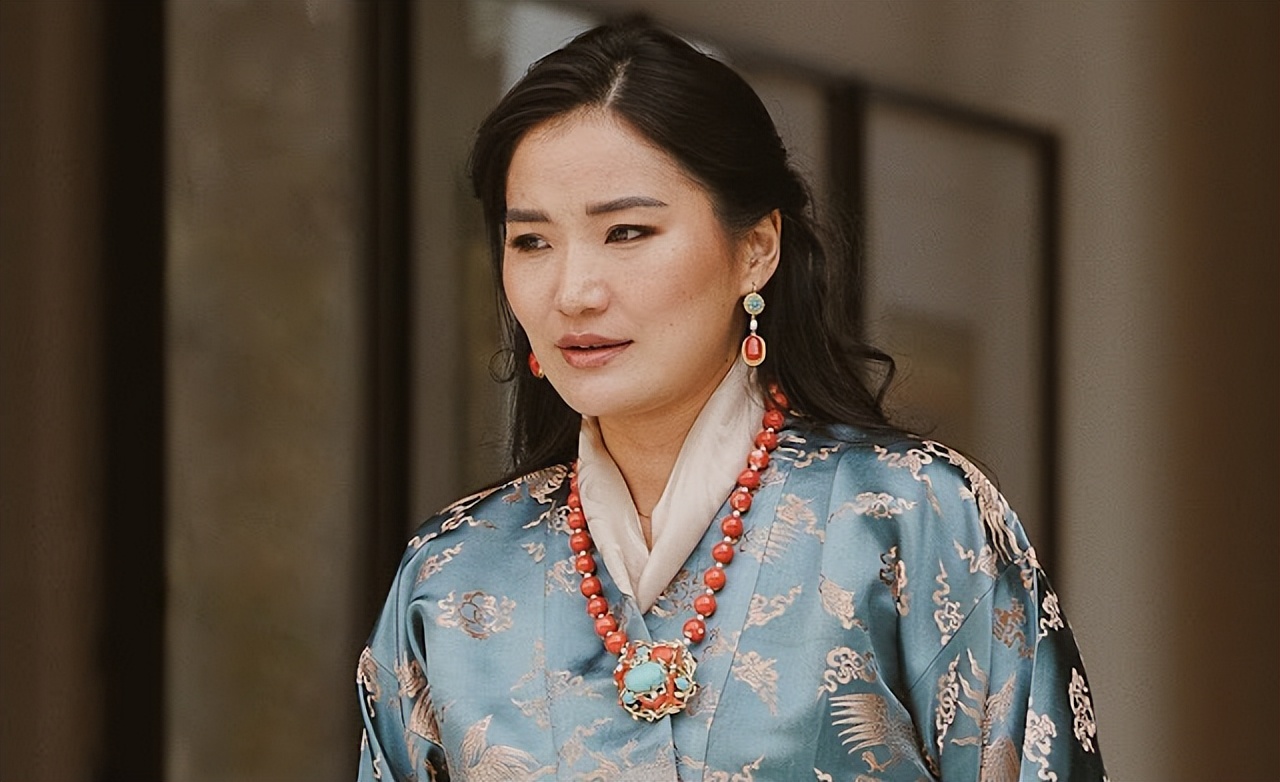 不丹王后喜迎33岁生日！官方生日照出炉了，比出席约旦婚礼美多了 图3