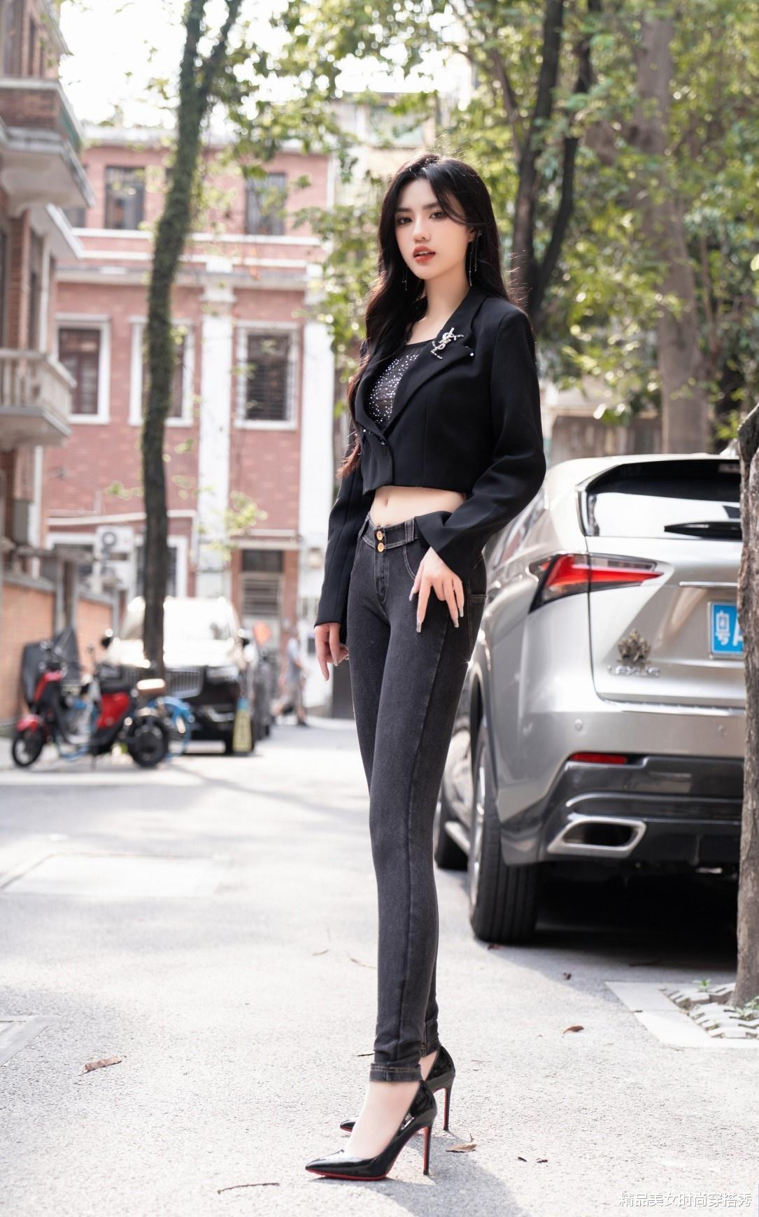 街拍：黑色短款西装搭配牛仔裤，现代女性时尚搭配的经典之作 图8