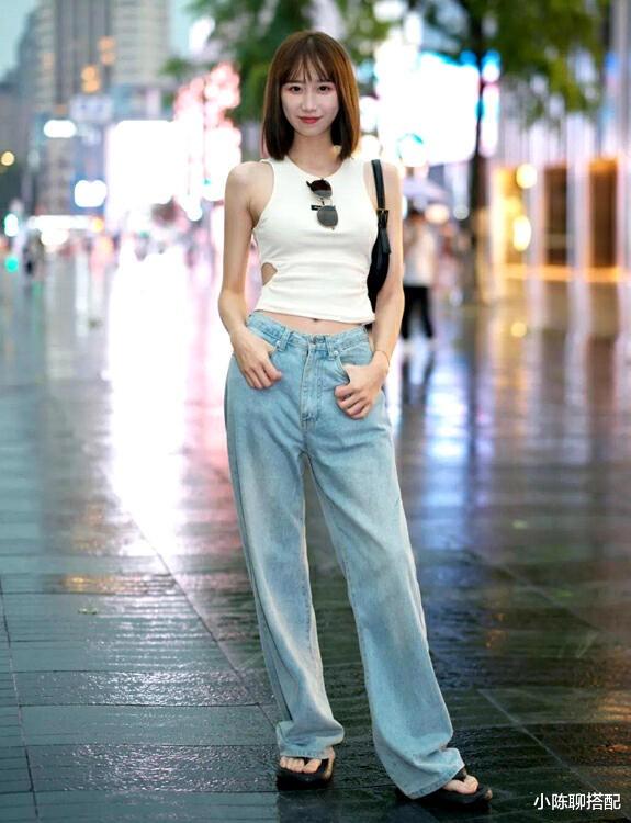 香港女人才是穿衣高手，背心+长裤时髦又有女人味道，回头率真高 图1