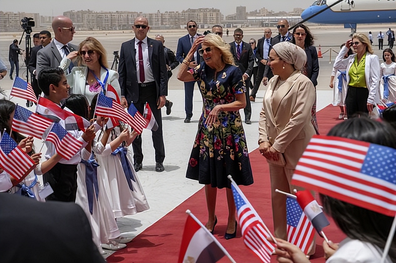 美国第一夫人又顺道去了埃及！穿印花裙好美，埃及夫人穿套装不输