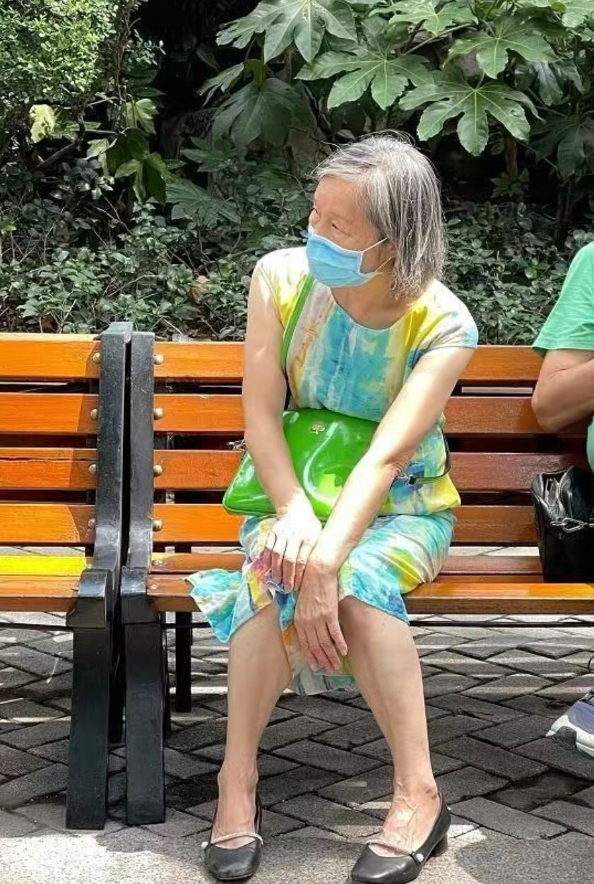 杭州奶奶告诉你：夏天穿裙要过膝，不露大腿不扮嫩，老得更体面