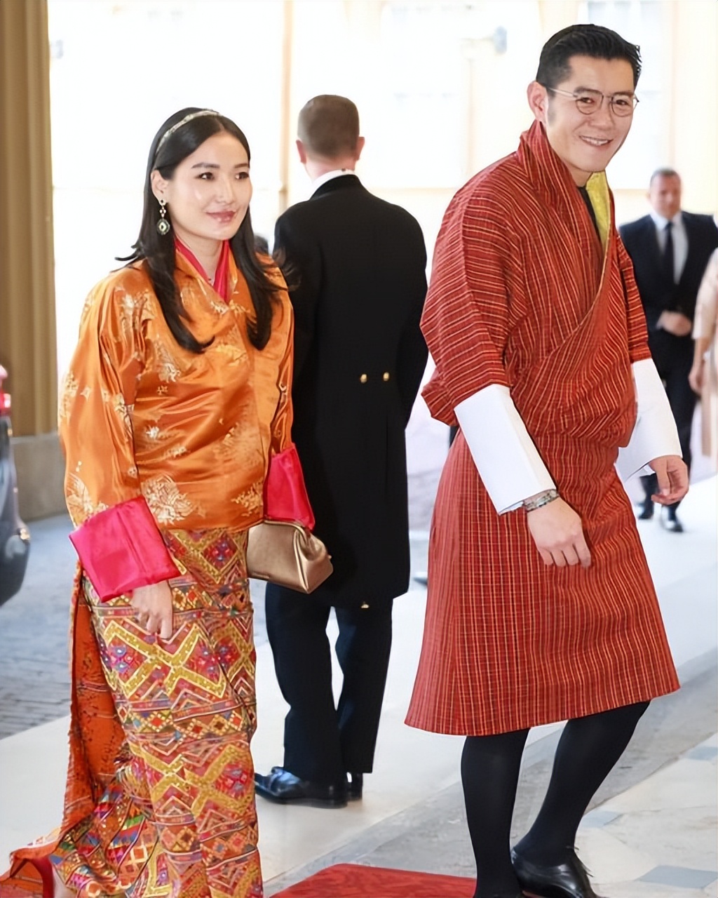 不丹王后挺三胎孕肚营业啦！就胖了肚子，穿紫红色传统服饰很惊艳 图10