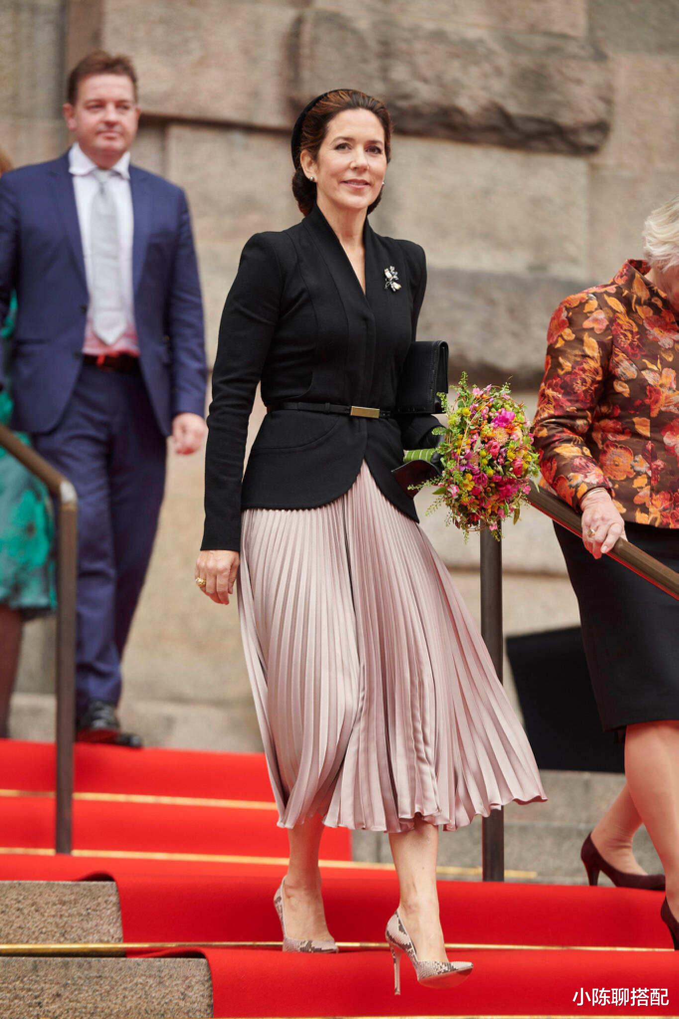被丹麦王妃惊艳了！穿衣松而不垮，鞋子带点低跟，美得很高级 图8