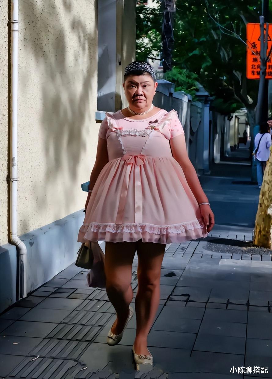 上海胖大妈50多岁扮嫩，留寸头穿萝裙，突然没有颜值，身材焦虑了 图3