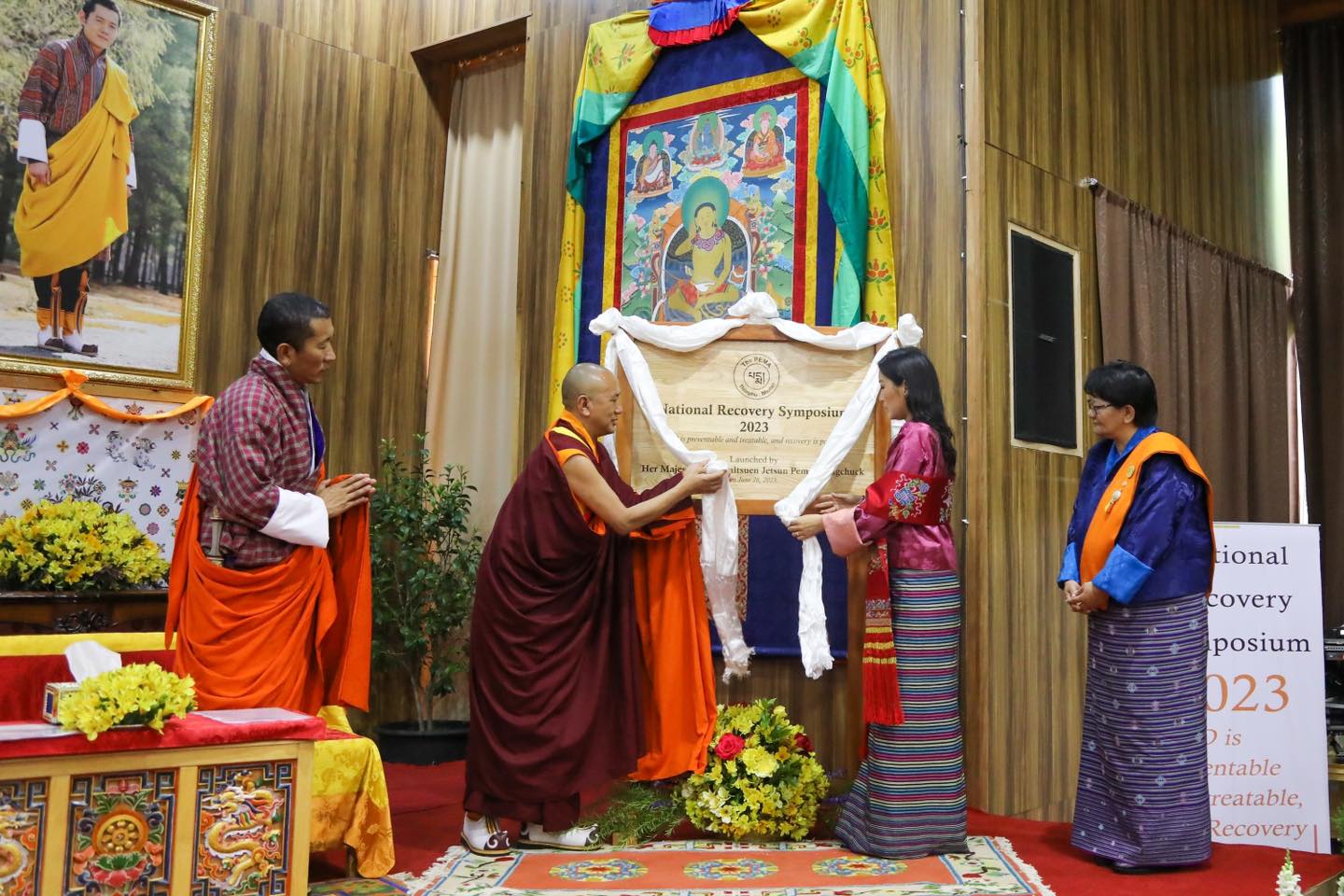 不丹王后挺三胎孕肚营业啦！就胖了肚子，穿紫红色传统服饰很惊艳