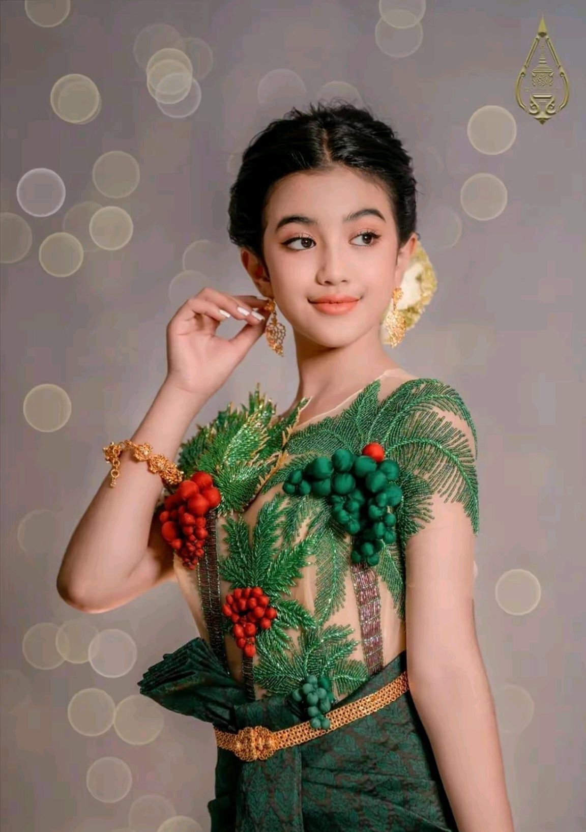 被12岁柬埔寨公主惊艳了！6岁就进娱乐圈打扮成熟，有国宝级美貌