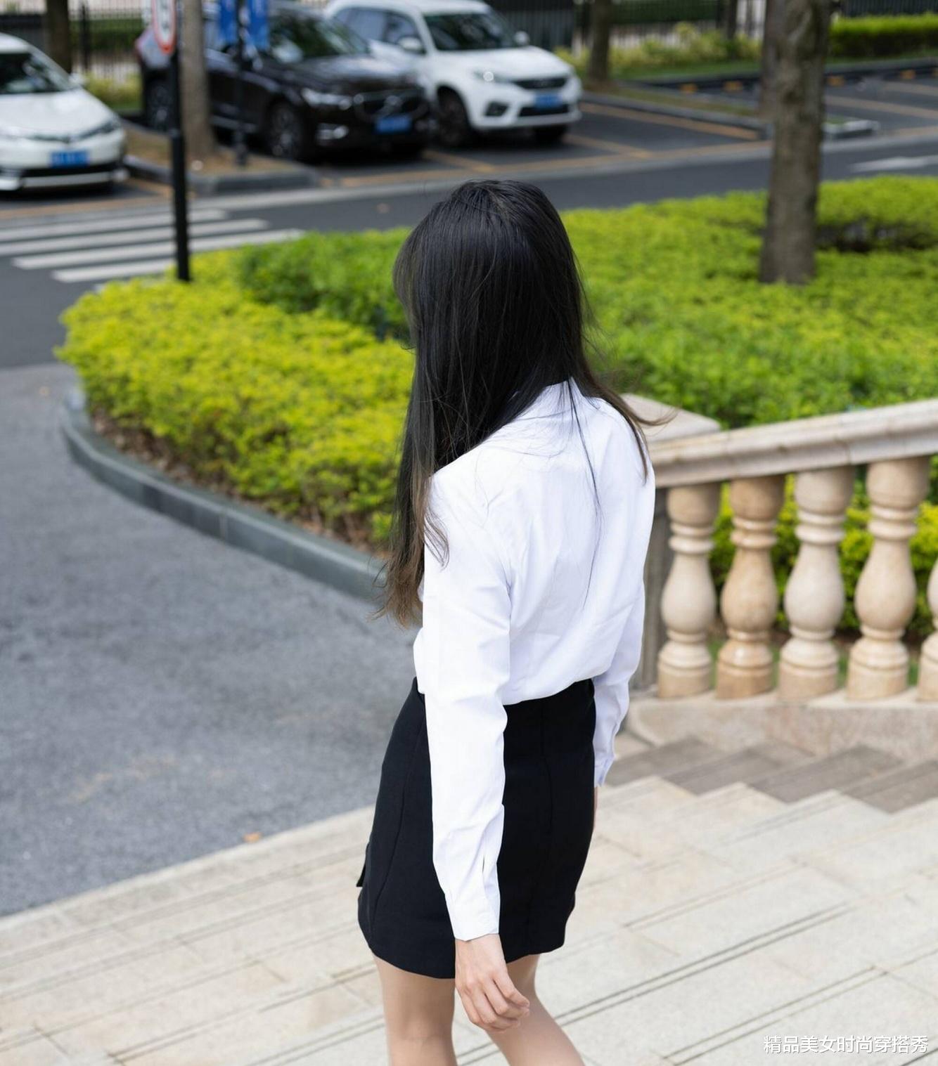 在职场中，白衬衫搭配黑色半身裙，成为了职场女性的经典穿搭 图4