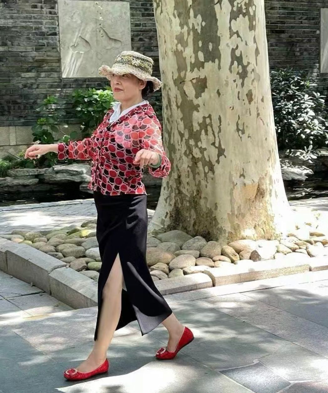 杭州奶奶告诉你：夏天穿裙要过膝，不露大腿不扮嫩，老得更体面 图8