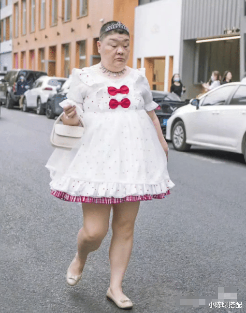 上海胖大妈50多岁扮嫩，留寸头穿萝裙，突然没有颜值，身材焦虑了 图4