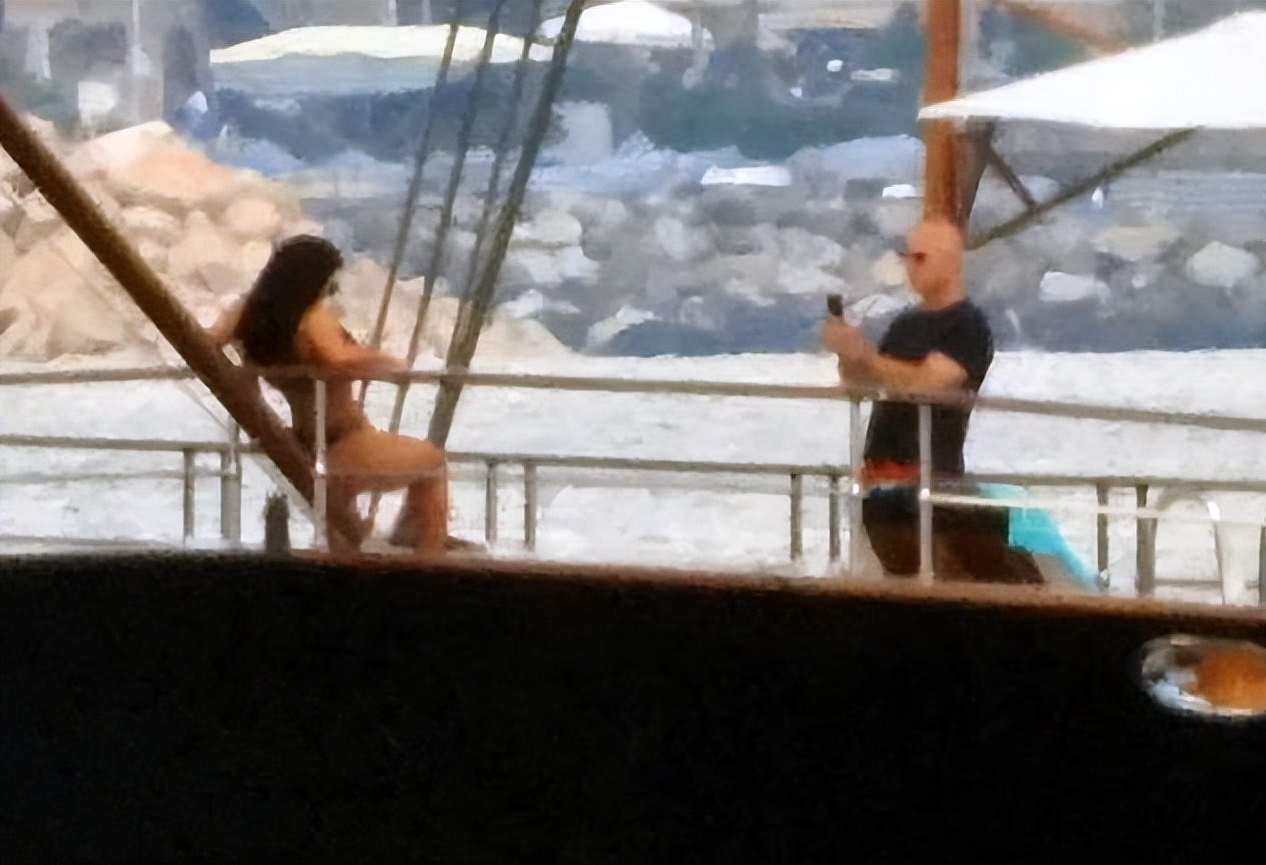贝索斯未婚妻在豪华游艇秀比基尼！富豪男友帮她拍照，疯狂凹曲线 图1