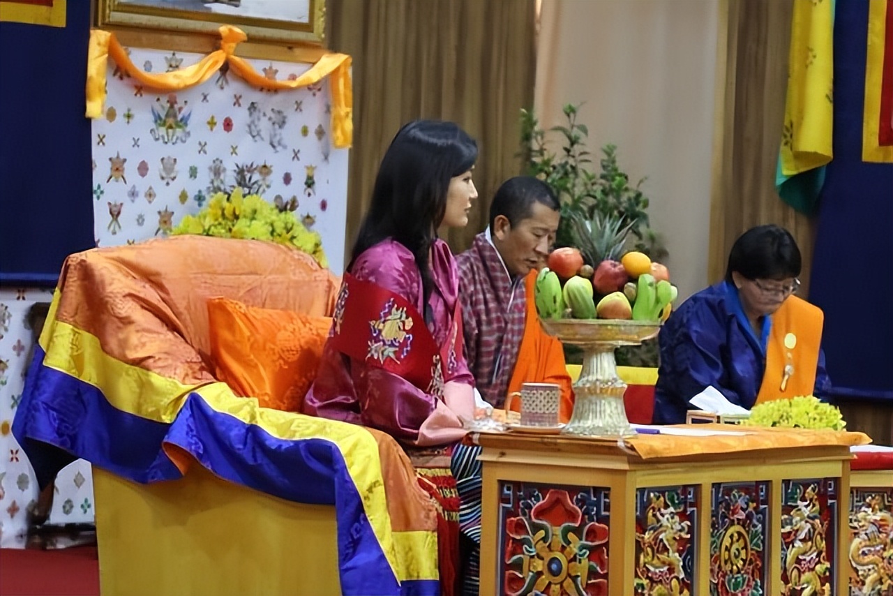 不丹王后挺三胎孕肚营业啦！就胖了肚子，穿紫红色传统服饰很惊艳 图2