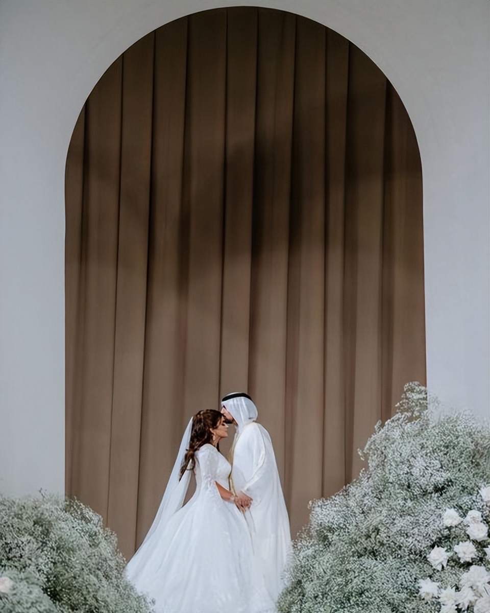 迪拜公主婚礼好梦幻！穿蕾丝婚纱不输约旦王妃，新郎是堂兄引热议 图2