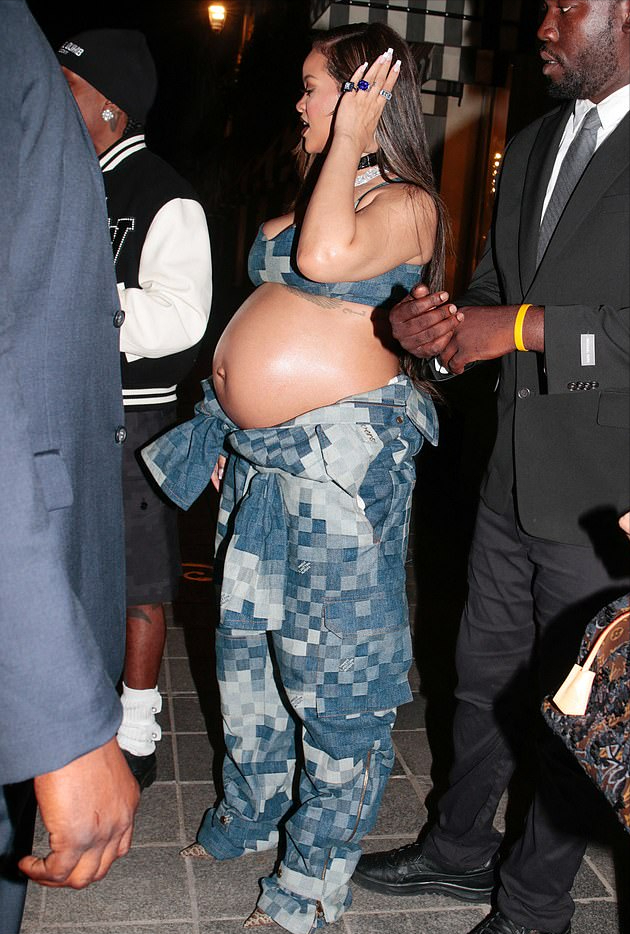 蕾哈娜挺着8个月的二胎孕肚看秀！胸衣外穿露大肚皮，孕妈太火辣 图5
