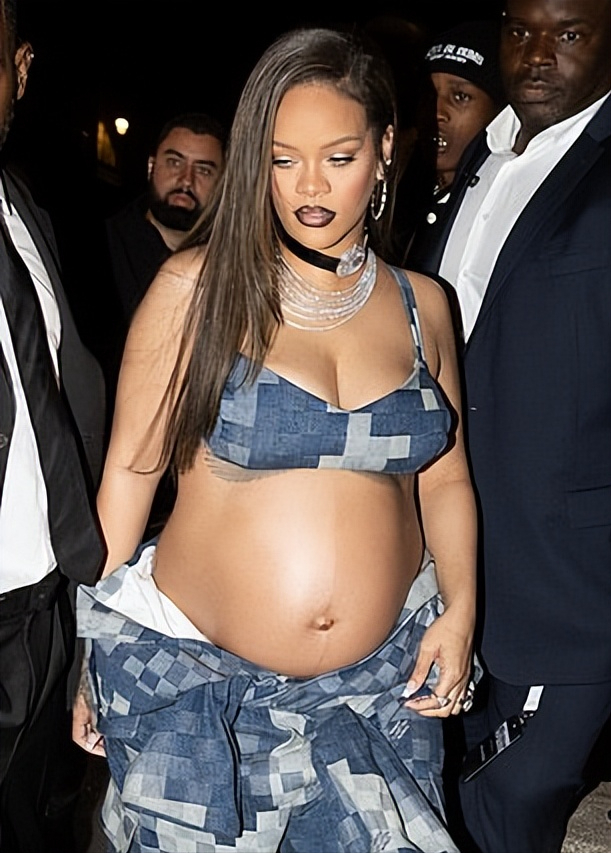 蕾哈娜挺着8个月的二胎孕肚看秀！胸衣外穿露大肚皮，孕妈太火辣 图7