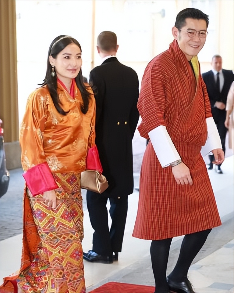 不丹王后喜迎33岁生日！官方生日照出炉了，比出席约旦婚礼美多了 图8