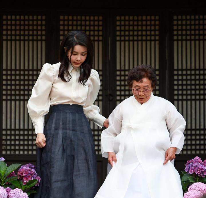 韩国第一夫人换公主风营业好惊艳！泡泡袖配薄纱裙，变了法子扮嫩 图1