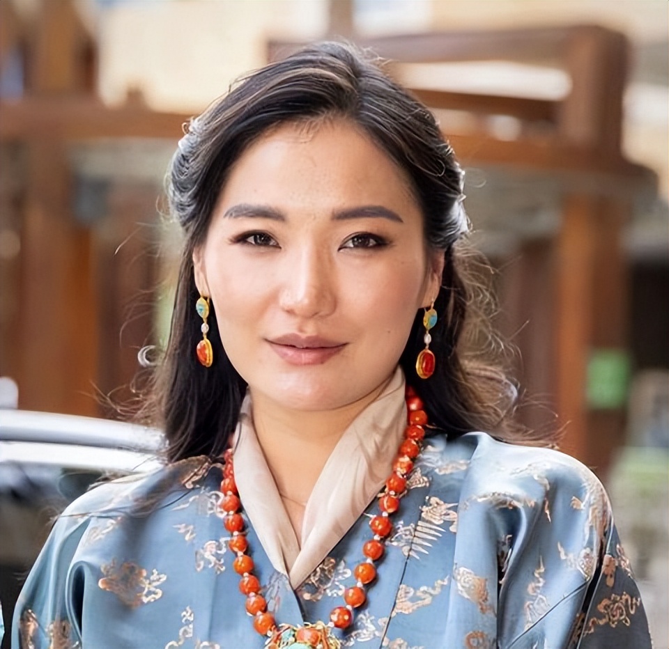 不丹王后喜迎33岁生日！官方生日照出炉了，比出席约旦婚礼美多了 图4