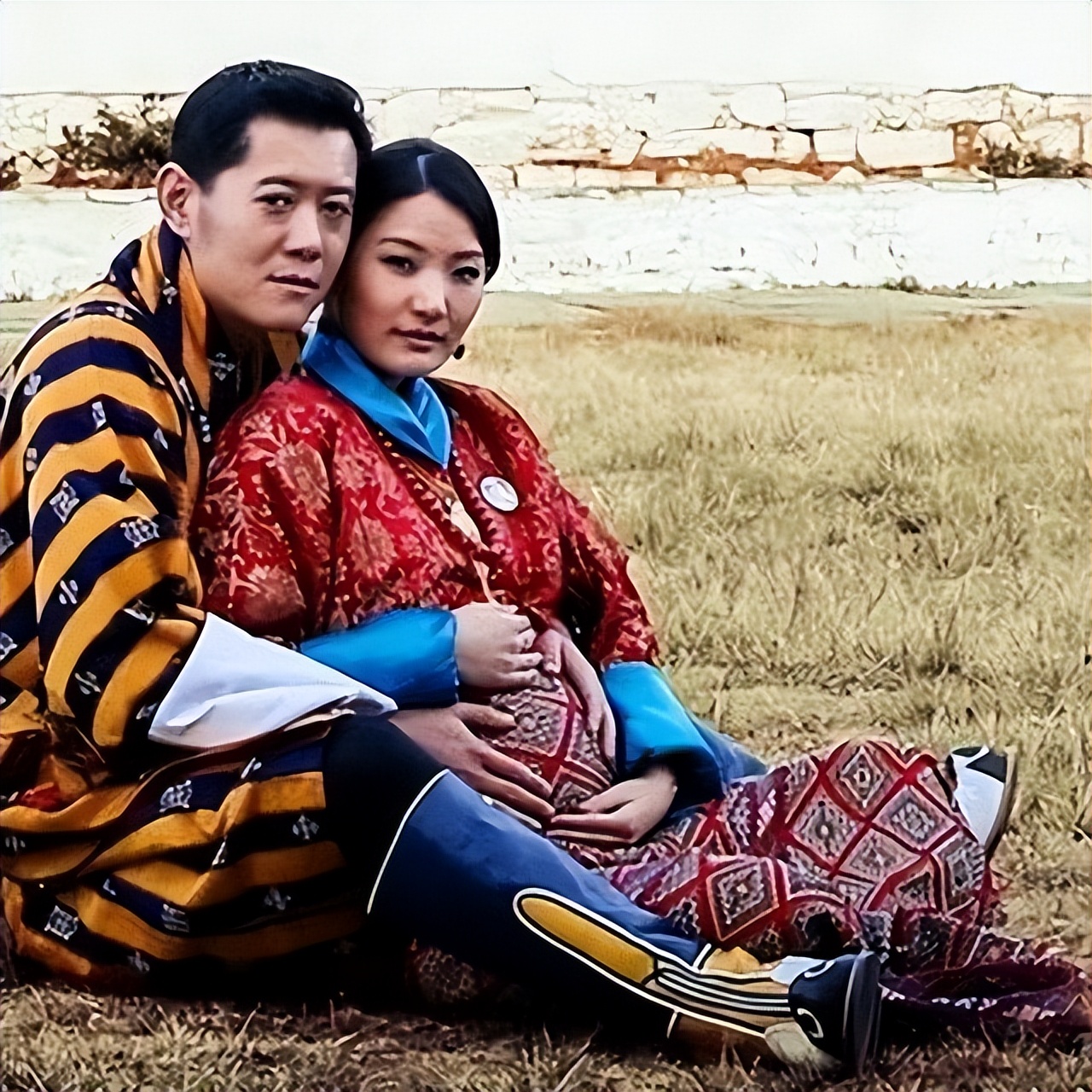 不丹王后挺三胎孕肚营业啦！就胖了肚子，穿紫红色传统服饰很惊艳 图4