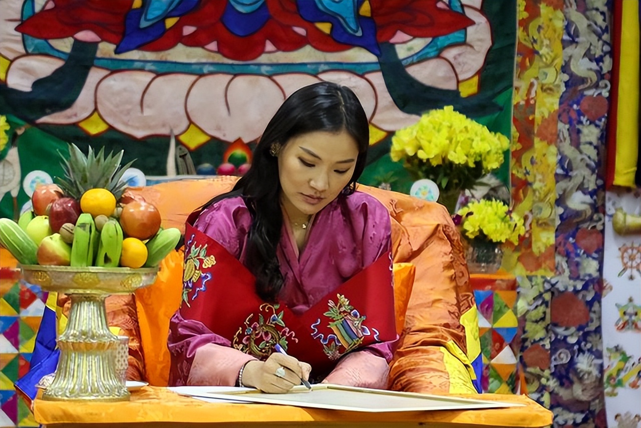 不丹王后挺三胎孕肚营业啦！就胖了肚子，穿紫红色传统服饰很惊艳 图1